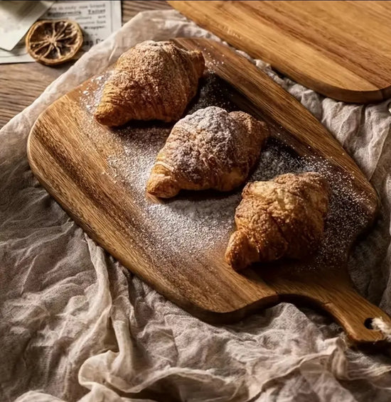 Akaasipuinen leikkuulauta leveä