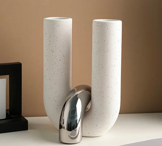 Moderni U-muotoinen Design-maljakko – Valkoinen & Kromi