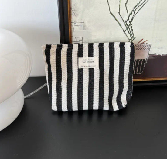 Meikkilaukku stripe black