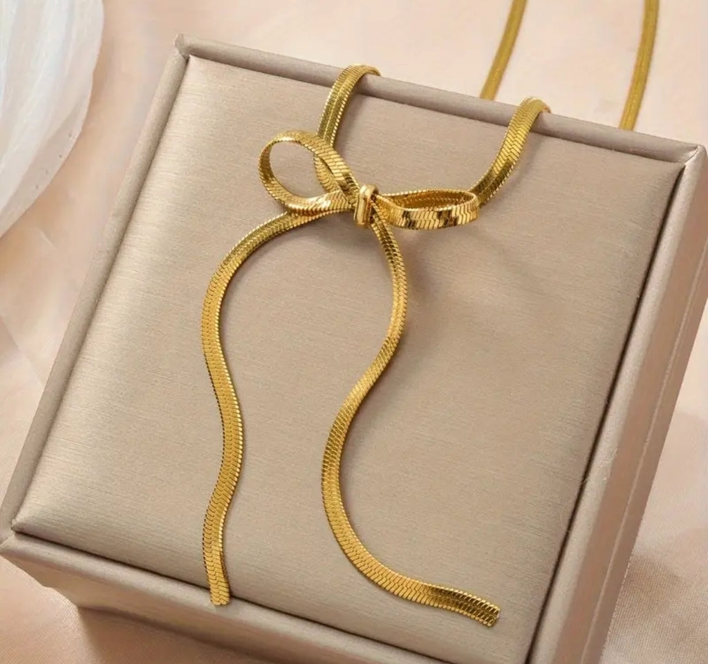 Golden Bow kaulakoru