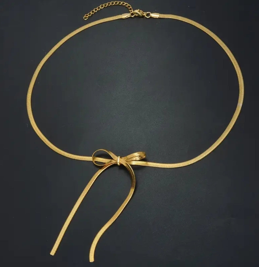 Golden Bow kaulakoru