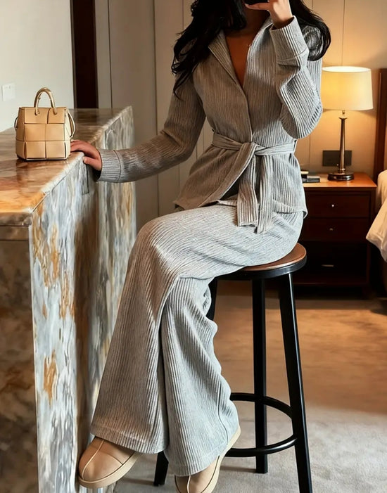 Modernes Eleganz-Strickset – harmaa neuleasu vyöllä