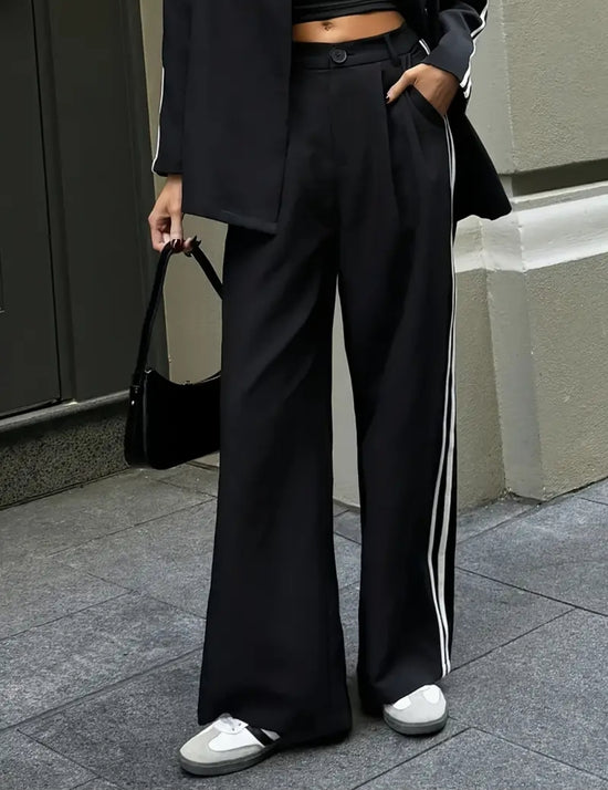 Sporty Chic - Leveälahkeiset raitahousut 🔥