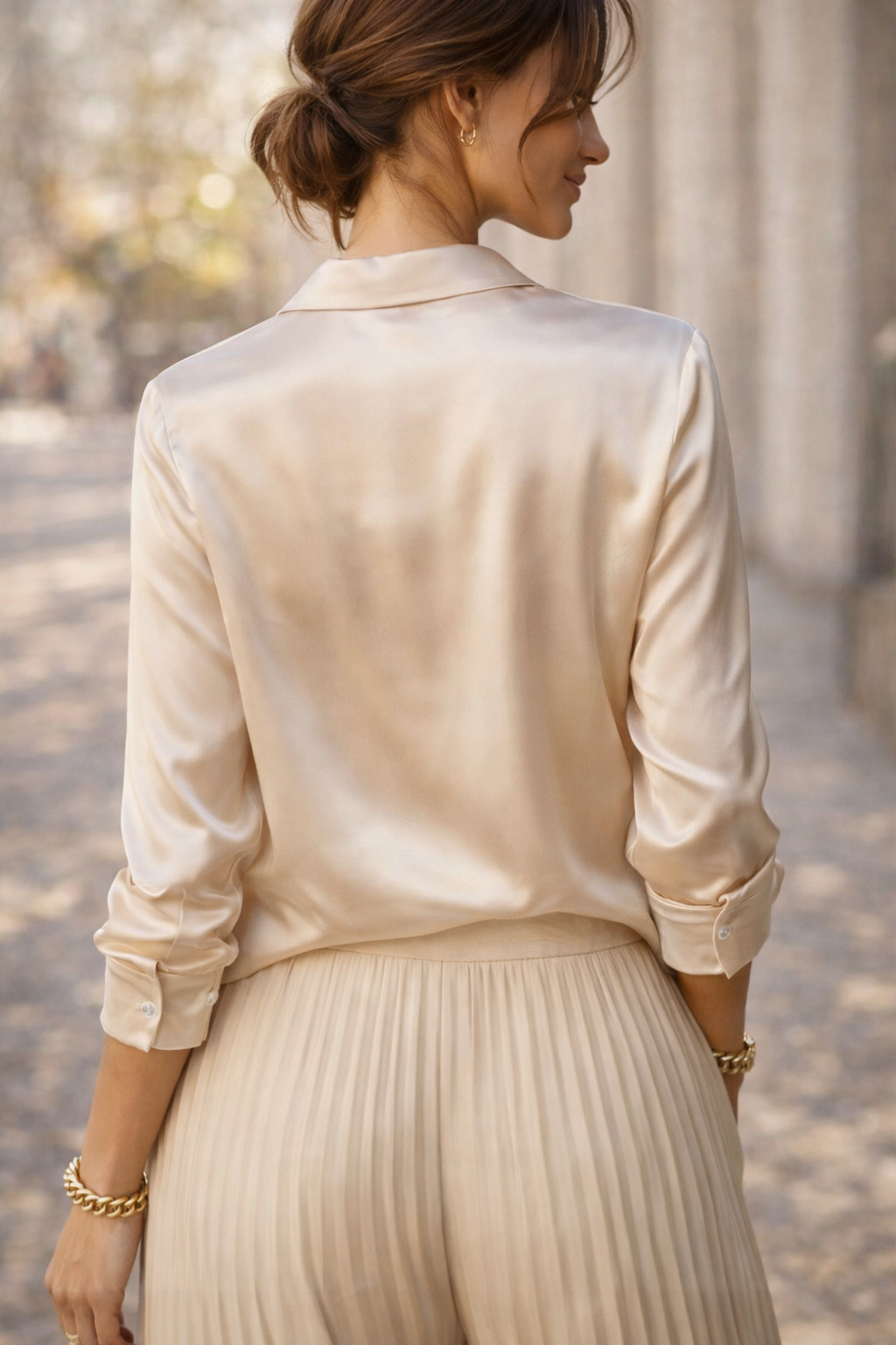 Silkkimäisesti hohtava satiinipaita – Vaalea kulta (XL)