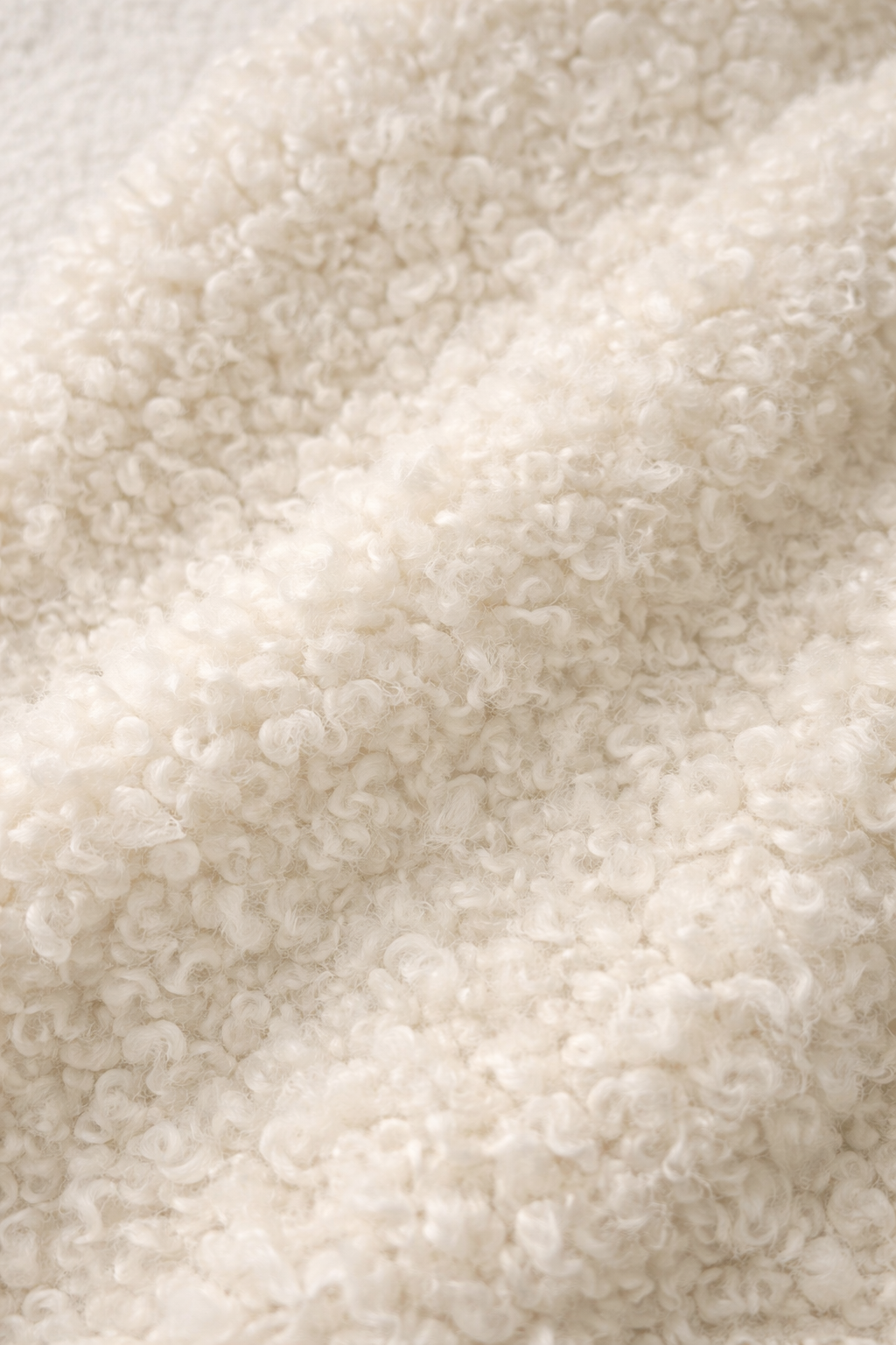 Pehmeä valkoinen boucle-liivi — uniikki erä S/M