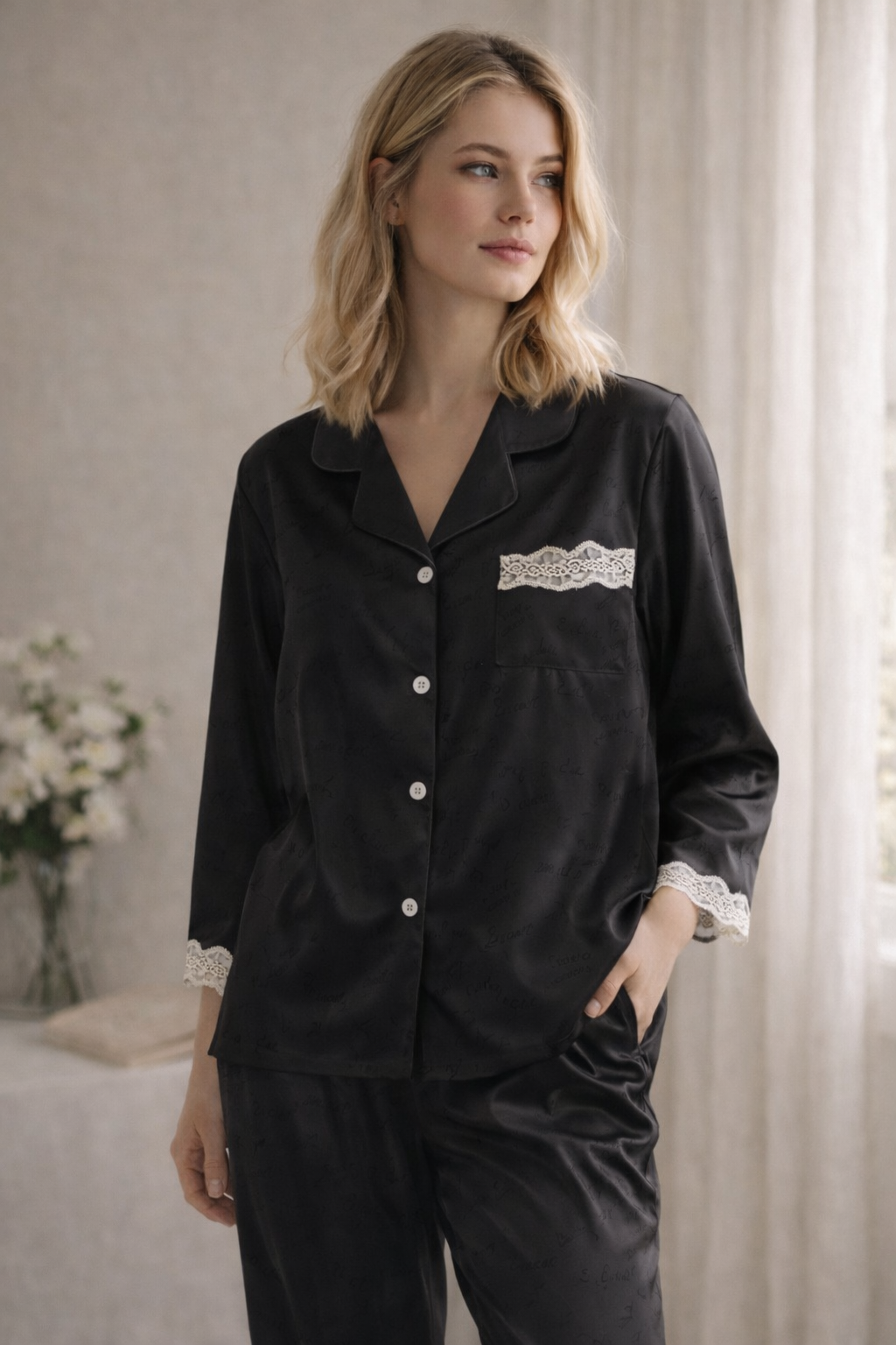 Satiinipyjama pitsiyksityiskohdilla – ajaton & ylellinen