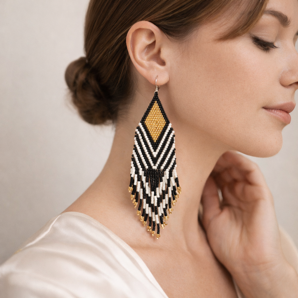 Käsin kudotut helmikorvakorut – musta & kulta