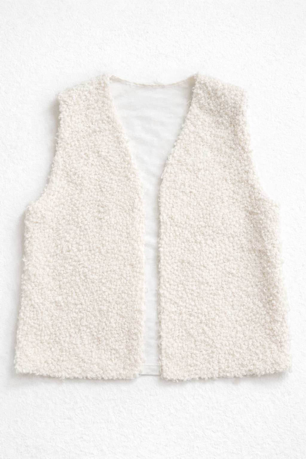 Pehmeä valkoinen boucle-liivi — uniikki erä S/M