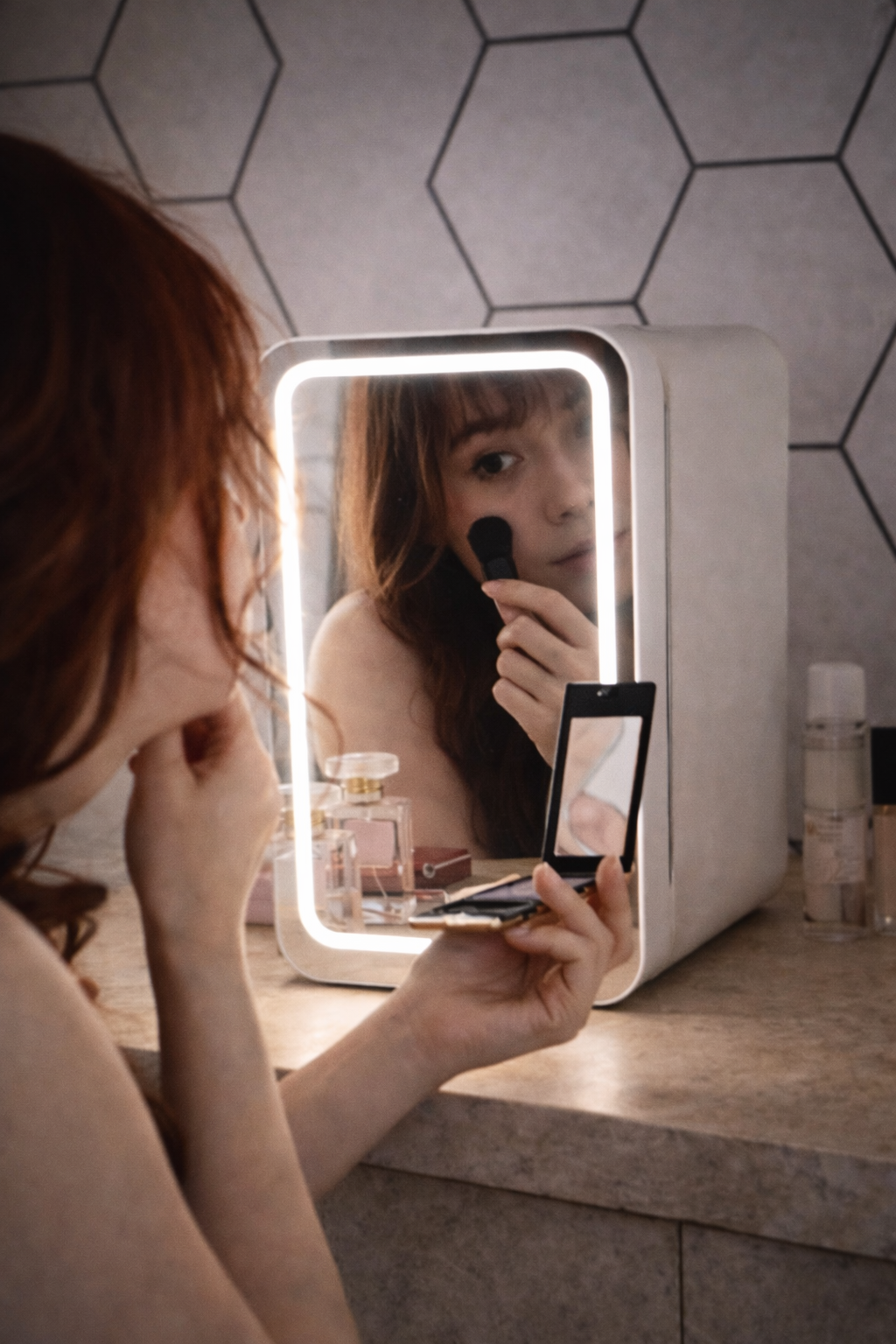 GlowCool kosmetiikkajääkaappi LED-peilillä